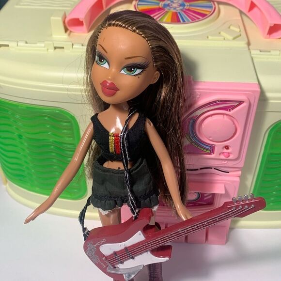 Bratz Yasmin Rock Angelz with guitar - Picture 3 of 9